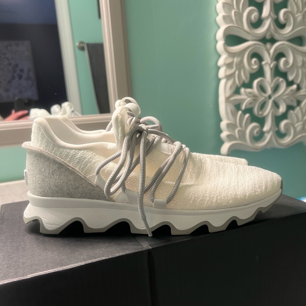 Women’s Sorel Kinetic Lace sneakers, white and grey, size 9.5